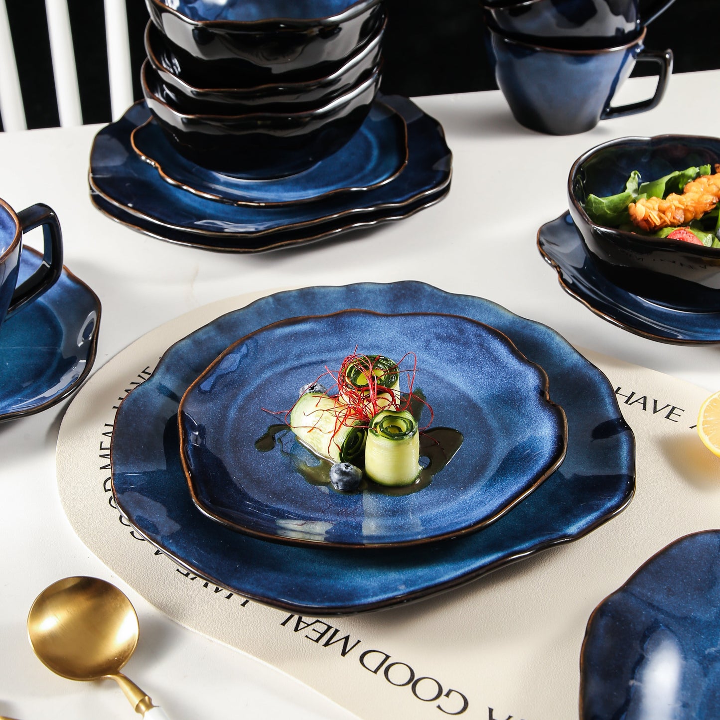 A Stunning 16-Piece Decosignature Dinnerware Set in Elegant Blue